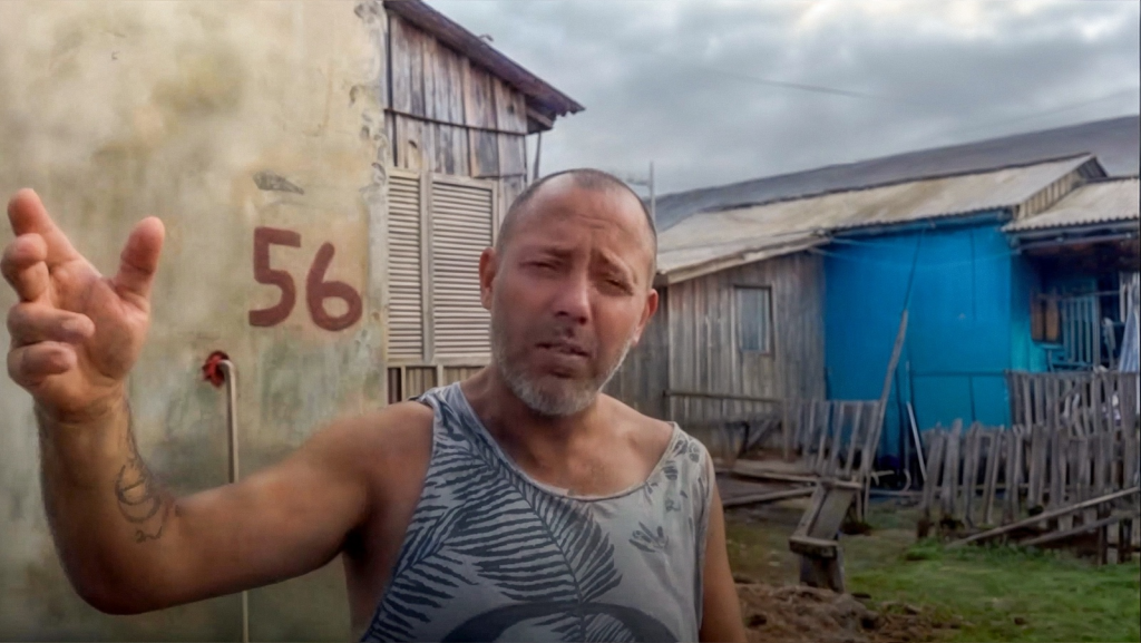 “Não sabia nem o que era tomar banho de chuveiro”, conta Clayton, morador de Alvorada (RS), que agora tem água tratada em casa.